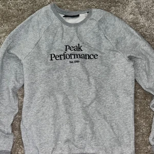 Peak performance hoodie  - Säljer min peak performance hoodie för att den inte passar mig längre. Använd 3 gånger 10/10 skick.