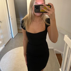 Klänning - Fin kort svart klänning i superbra skick! Används inte längre men så skön och snygg!💕