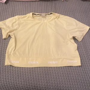 stronger tshirt❤️ - stronger tränings tshirt❤️ passar xs-m såååå fin gul färg använd gärna köp nu❤️