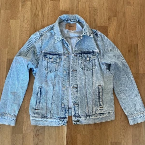 Jeansjacka  - Blå jeansjacka. Perfekt till vår😊