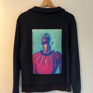 Limitato overshirt  - Svart overshirt från Limitato med tryck på baksidan. Storlek M. Plagget är i gott skick förutom att den är solblekt på muddarna. Originalförpackning skickas med vid köp. Nypris: 4199kr. Pris: 699kr. Vid frågor, PM.