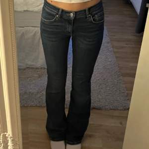 Säljer dessa snygga jeans från Gina Tricot, knappt använda då dom är lite stora i midjan. Jag är 165 och dom är långa på mig💗