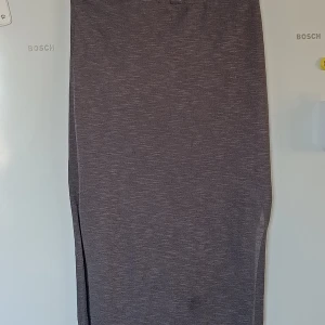 Kjol från Rabalder XXS-XS - En snygg kjol från Rabalder (har även en toppi annan annons) Kort underkjol sitter i sydd Står xXS men passar även XS (och S) Slits i sidan och resår i midjan Midja 73-89cm  Längd 90cm