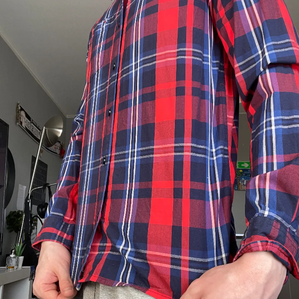 Skjorta från Tommy Hilfiger Bra skick Size: Small  För referens är jag 178cm. Skjortor.