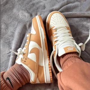 Nike Dunk Low Harvest Moon - Skorna är helt oanvända och är i helt nytt skick.   Storlek: EU 44.5   Kan tänka mig ett rimligt pris då skorna inte kommer till användning! 