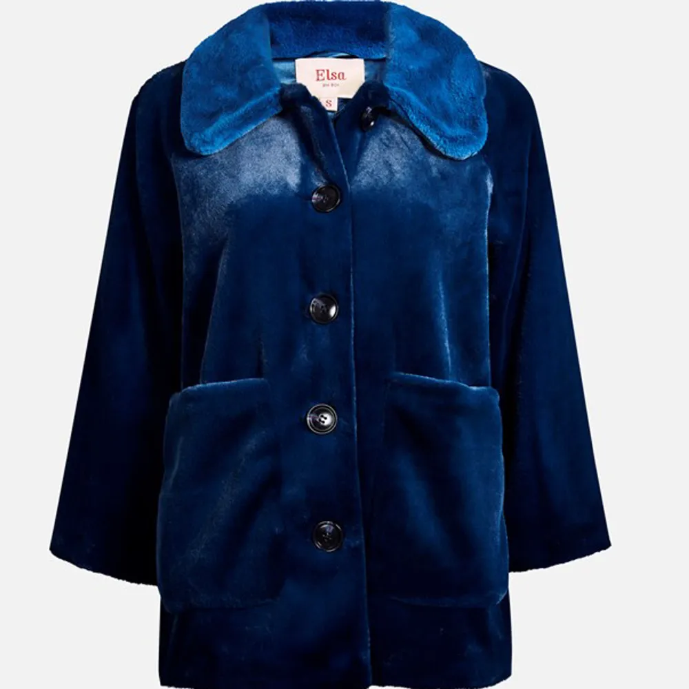Blå supermjuk fuskpäls kappa från Elsa Hosks kollektion för BikBok, använd 1 gång. Storlek XS. . Jackor.