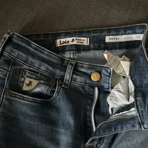 Jätte snygga jeans men tyvärr för långa och för tajta runt låren därav sitter de inte bra på mig, köpte för 1700 säljer för 1500 Använda 2 ggr tvättade dom första gången idag(inprincip nya) köpta från raglady Gbg 