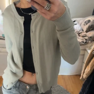 Stickad kofta - Grå stickad kofta från H&M som inte kommer till användning, storlek S