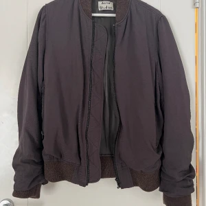 Acne Studios - bomber jacket / jacka stl S  - Superfin och cool Bomber Jacket / jacka! Storlek S! Cool och tuff på och väldigt skön. Fint skick på jackan!   Pris 500:- 