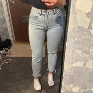 Raka jeans - Raka jeans från PULL&BEAR i stl 36. Fint skick. Är 168 cm, dock lite för små för mig😅