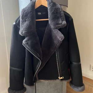 Jacka Zara - Säljer denna jacka som aldrig riktigt kommit till användning från Zara. Superfin mockainspererad jacka med fuskpäls inuti och på kragen.  Exklusive frakt. Pris kan diskuteras 