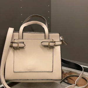 Superfin beige hand/axelväska  - Superfin beige hand/axelremsväska från okänt märke! Aldrig använd! 