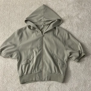 Trekvartsärm jacka  - As snygg trekvartsärm jacka!!💞💞En defekt som visas på sista bilder, därav priset!