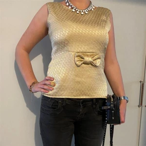 Guld Topp - Spana även in våra andra plagg och spara på fraktkostnader. Alla plagg är självklart tvättade och fräscha! Alla produkter kan skickas eller hämtas i Stockholm.   Vid ytterligare frågor tveka ej att skriva!