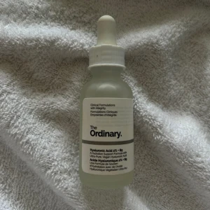 The ordinary serum - Säljer mitt Hyaluronic Acid serum ifrån The Ordinary🤍Förpackningen är öppnad då jag endast testat serumet en gång, så de är så gott som nytt🤍