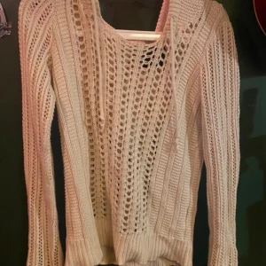 Virkad tröja med luva  - Jättesnygg och skön virkad tröja med luva.  Storlek S skulle jag säga.  Köparen står för frakt.
