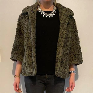 Trekvartsärmad Jacka - Spana även in våra andra plagg och spara på fraktkostnader. Alla plagg är självklart tvättade och fräscha! Alla produkter kan skickas eller hämtas i Stockholm.   Vid ytterligare frågor tveka ej att skriva!