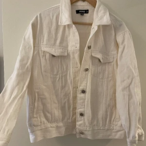Jeans jacka vit  - Storlek 40 funkar till M/L nyskick 