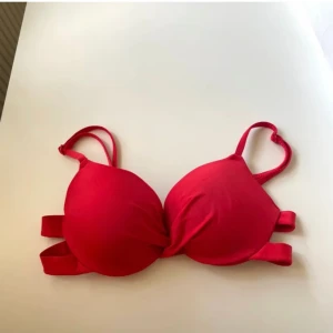 Lindex Bikiniöverdel - Röd Bikiniöverdel från Lindex i storlek 70 C. Köparen betalar för frakten🥰❤️