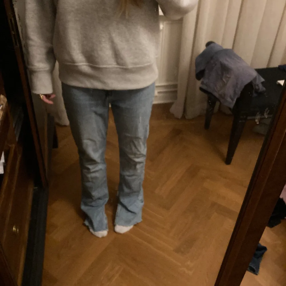 Lite mer baggy jeans. Jätte snygga och bra skick. Små hål vet inte om det syns på bilden. Skriv för fler bilder och frågor❤️❤️. Jeans & Byxor.