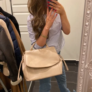 Väska från Zara!! - Köpt för två år sen, är väldigt rymlig och kan användas mycket till vardags! Älskar dessutom färgen😍