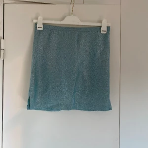 Söt blå kjol - Blå gullig kjol köpt secondhand, i jättebra skick. 