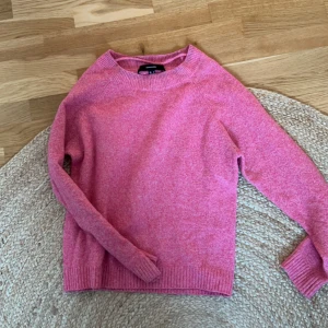 Stickad tröja - Rosa stickad från veromoda. Välanvänd och därmed ganska nopprig. Hör av er vid funderingar☺️