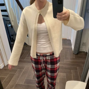 Ur söt kofta! - Så gullig kofta från ginatricot! Köpt för 360kr. Endast använd en gång så nyskick! Skriv vid frågor❤️