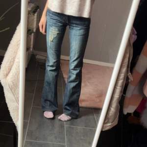 Så snygga low waist jeans som tyvärr inte kommer till användning 💗 Midjemått tvärsöver: 37cm Inerbenslängden: 86cm