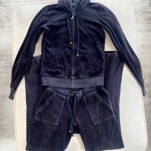 Juicy Couture tracksuit - Jätte fint men används tyvärr inte då det inte riktigt är min stil. Bra skick, vintage! Jackan är i storlek S och byxorna XS