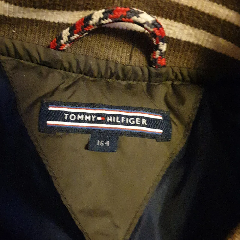 Säljer nu min Tommy jacka för den är förliten. Den är lite smutsig men efter en tvätt så är den som ny . Jackor.