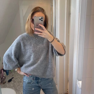 Stickad T-shirt  - Säljer min nästintill helt nya other stories tröja. Köptes i januari men kommer inte till användning så mycket som tänkt. Så i väldigt bra skick❤️ kan skicka egna bilder! Passar xs-m. Nypris 690kr