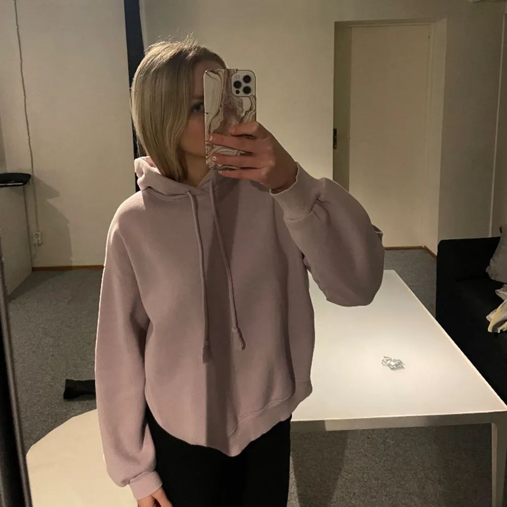 Säljer denna lila hoodie pågrund av att den inte kommer till användning. Köpt för 450 säljer för 70💗. Hoodies.