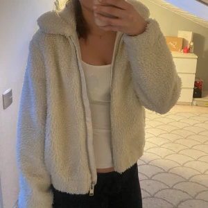 Teddy jacka - Vit Teddy jacka från hm. Säljer då den inte kommer till användning längre. Den är i bra skick utan skavanker. Perfekt för våren