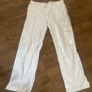 Baggy cargobyxor - Baggu cargobyxor som är perfekta för våren/sommarn. Strl 36x32 men skulle säga att dom är mer 34x32