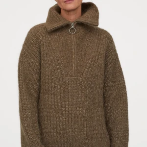 Stickad tröja med dragkedja - Brun/grön stickad tröja i alpackablandning med dragkedja. Jättefint skick!