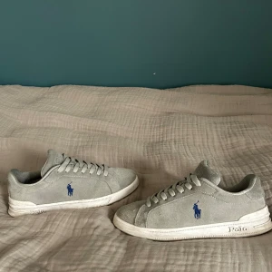 Polo Ralph Lauren skor - Tja, säljer mina Polo Ralph Lauren skor eftersom jag har växt ur dom. Gråa i mocka och i väldigt bra skick, 9/10. 