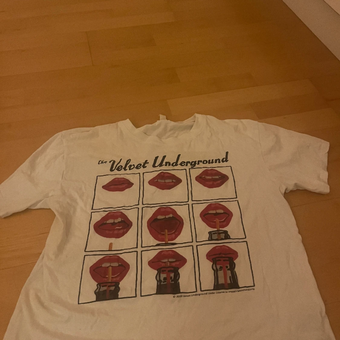 Vit tröja med tryck - 90