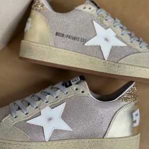 Skor -  Helt nya. Skriv via intressen för storlek 