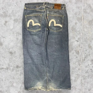 baggy evisu seagulls - skitbaggy evisu seagulls, storlek 34. lite heelbite och en beltloop e trasig men de inget som märks eller spelar roll. kom om för fler bilder eller mått