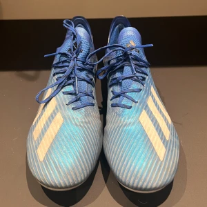 Addidas fotbollsskor  - Addidas fotbollsskor i bästa modell. Skorna är i mycket bra sick och inga skador finns!