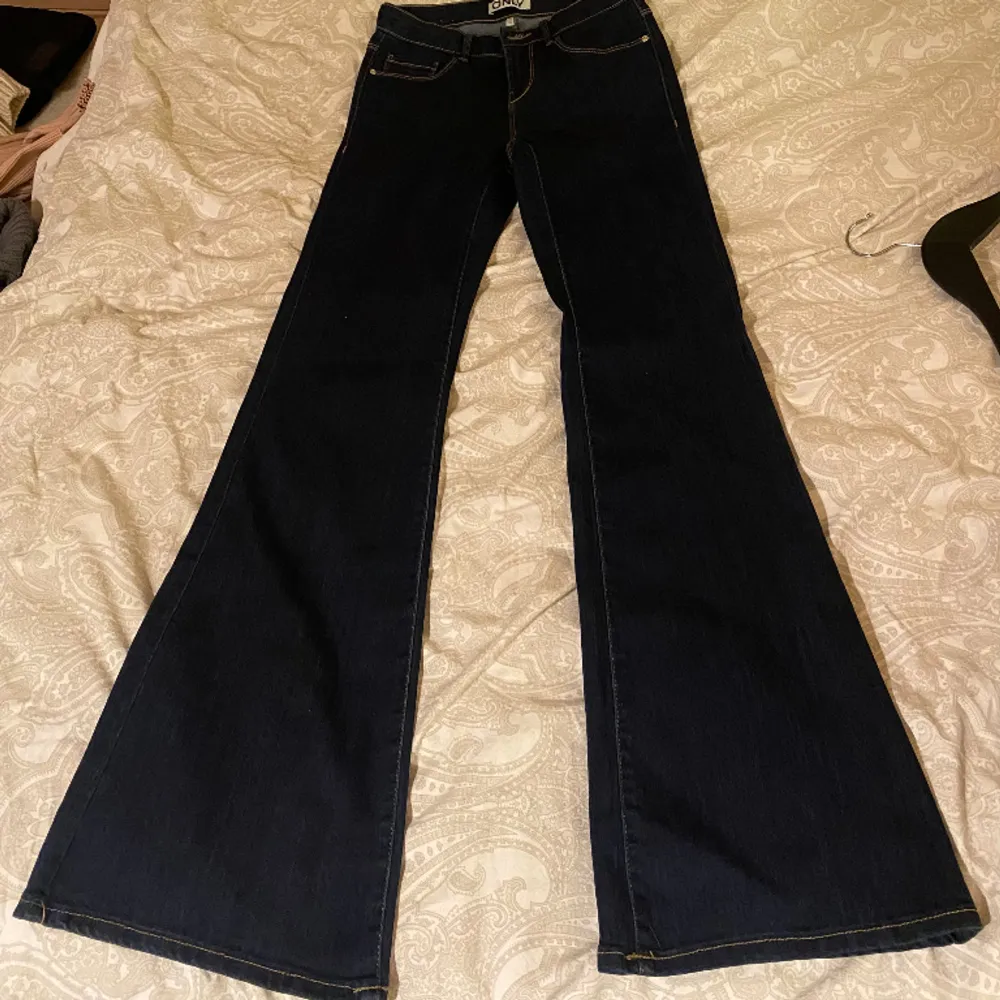 Helt nya och oanvända mörkblå jeans från Only. Perfekt långa på mig som är 166. Hör gärna av dig vid frågor eller för fler bilder. Jeans & Byxor.