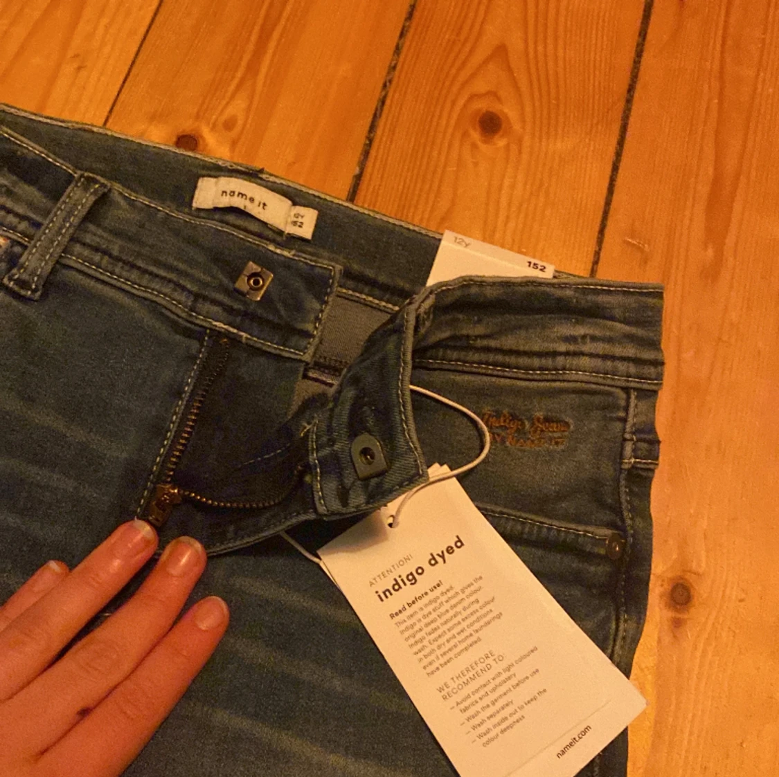 Blåa jeans shorts. Anledningen till varför jag säljer dom är för att dom är för små. 😁 - 90