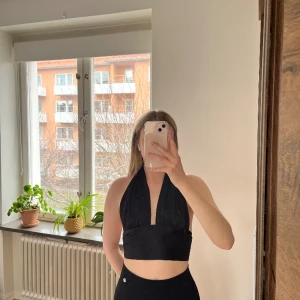 Kort topp - Kort topp med knyte både i nacken och ryggen