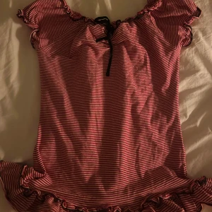 Volangtopp - Väldigt söt topp med en volang! Perfekt skick, precis som ny😍