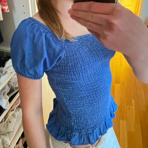 Sommar topp - Säljer denna blåa sommartoppen från Zara. Storlek 164/Xs❤️