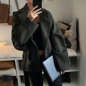 Grön kappa  - Säljer denna gröna kappa i storlek M men passar mig som är en S. Sparsamt använd. Nyskick 