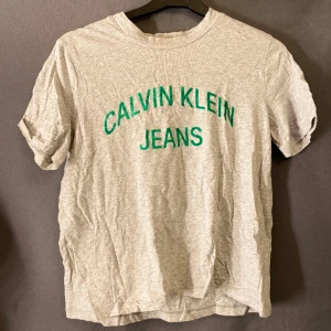 Calvin klein T-shirt  - Säljer denna calvin klein T-shirt 