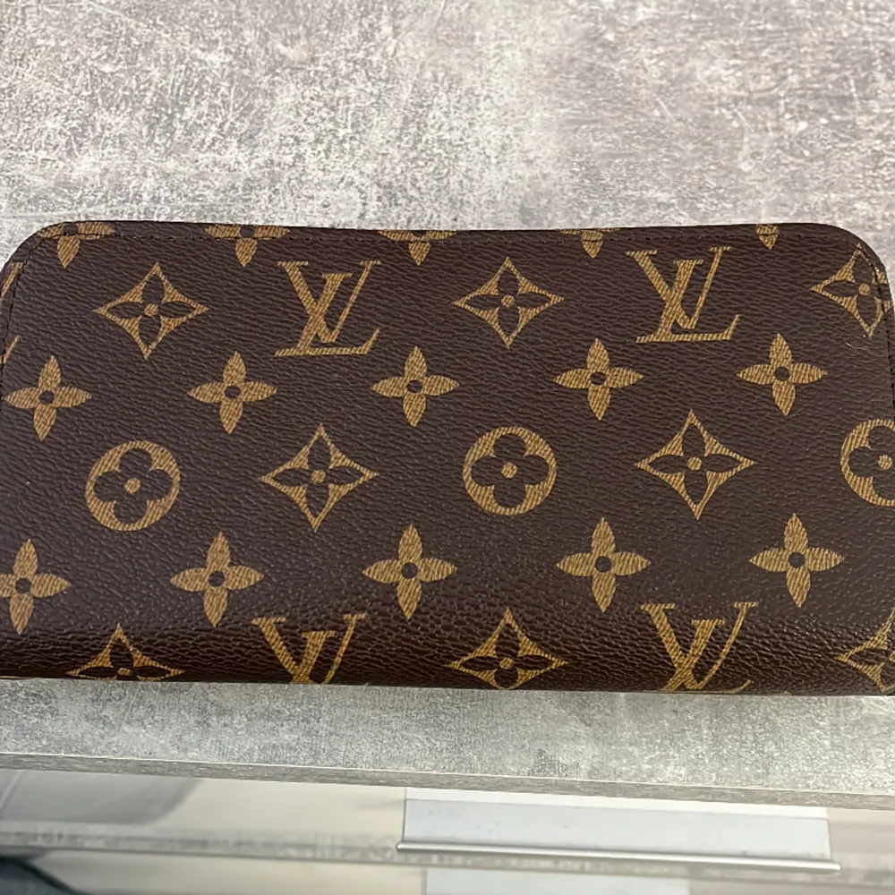 Säljer denna jätte fina louis vuitton necessären som är i väldigt bra skick( ÄKTA!) Pris kan diskuteras . Accessoarer.