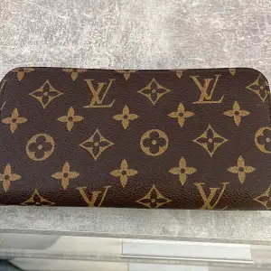 Säljer denna jätte fina louis vuitton necessären som är i väldigt bra skick( ÄKTA!) Pris kan diskuteras 